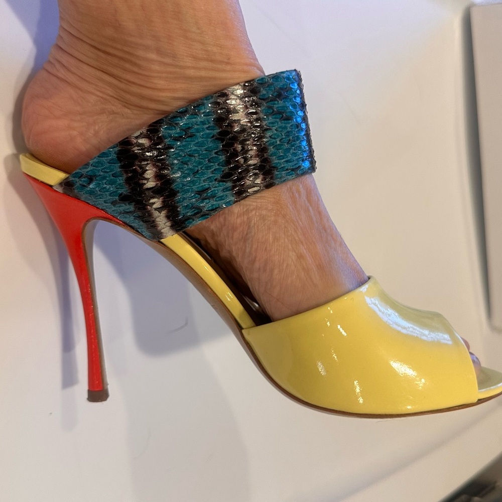 NICHOLAS KIRKWOOD 2013 Butter Yellow & Red Heels w/ Blue & Black Snakeskin Strap - Picture 6 of 14